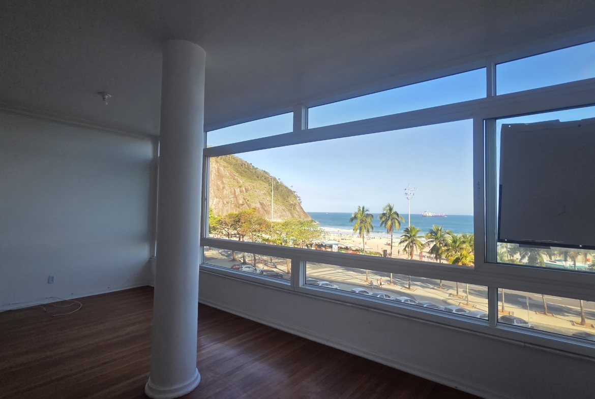 Leme oceanfront apartment for sale, Oceanfront Leme Apartment, 3 Bed 2 Bath – Av. Atlântica