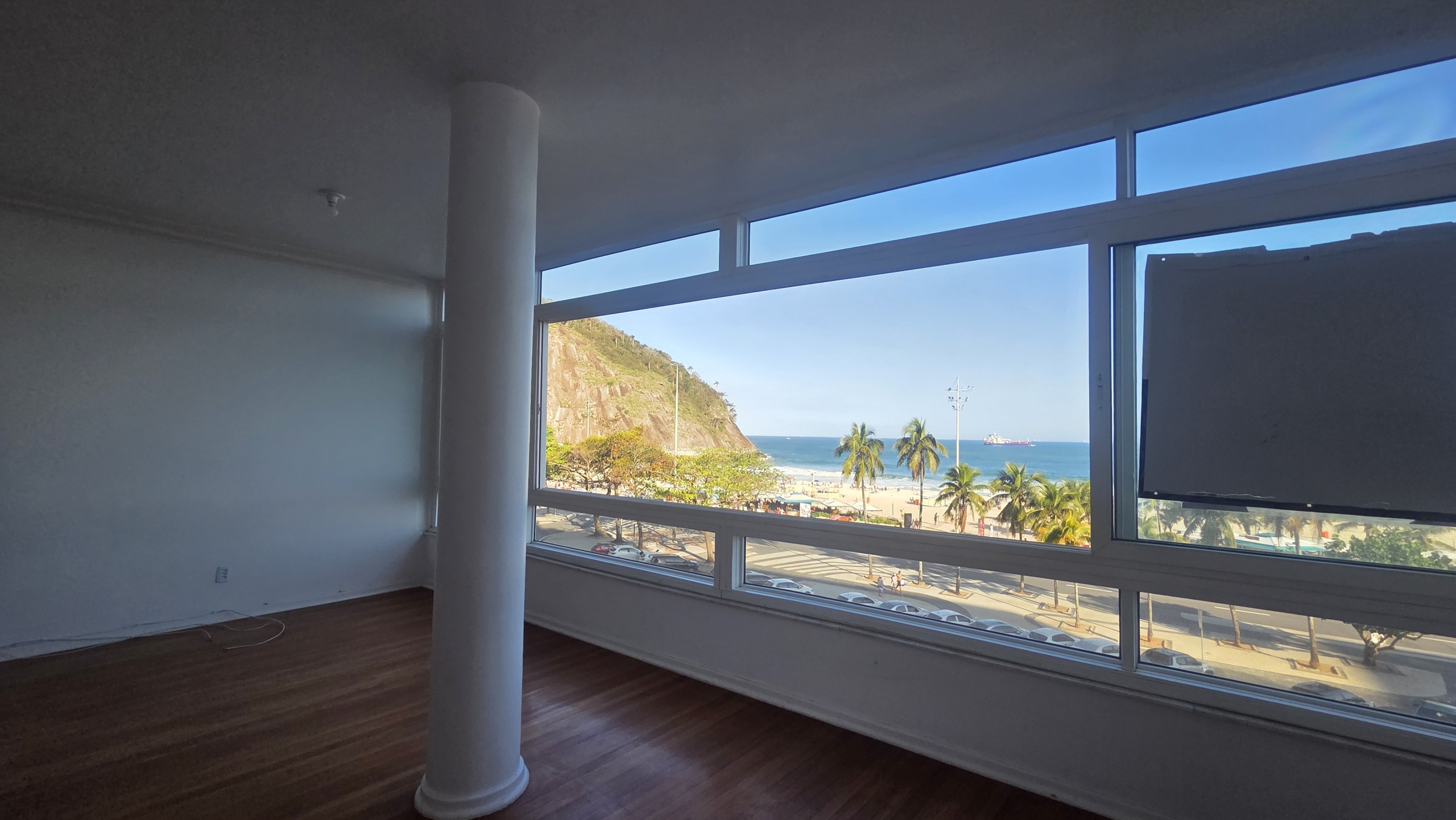 Leme oceanfront apartment for sale, Oceanfront Leme Apartment, 3 Bed 2 Bath – Av. Atlântica