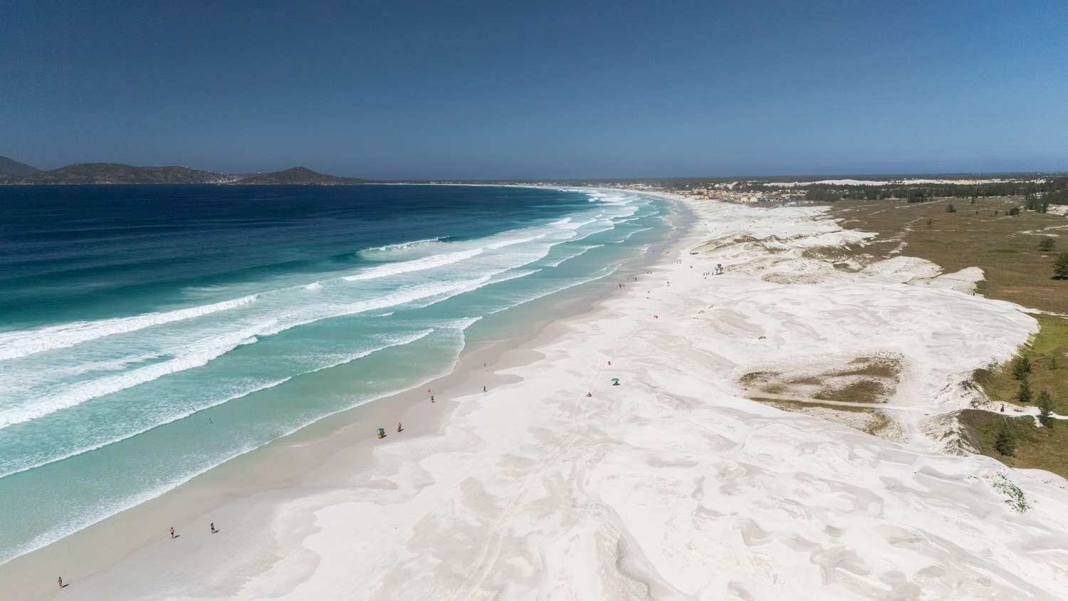 Praia das Dunas white sand dunes and broad shoreline in Cabo Frio