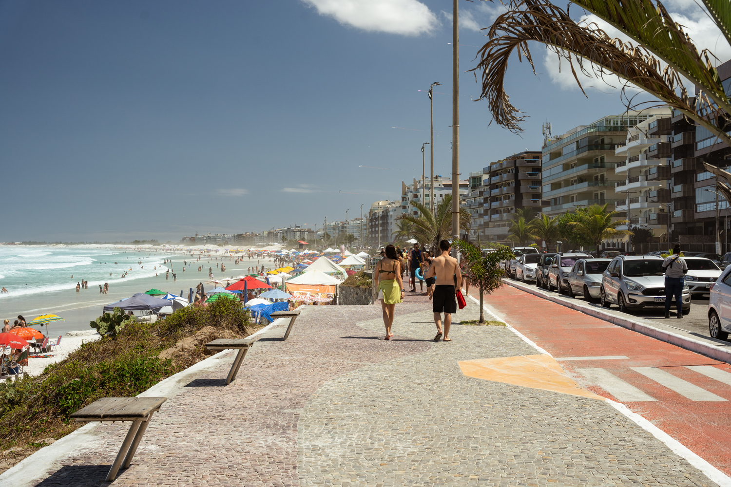 Praia do Forte boardwalk promenade in Cabo Frio with ocean views