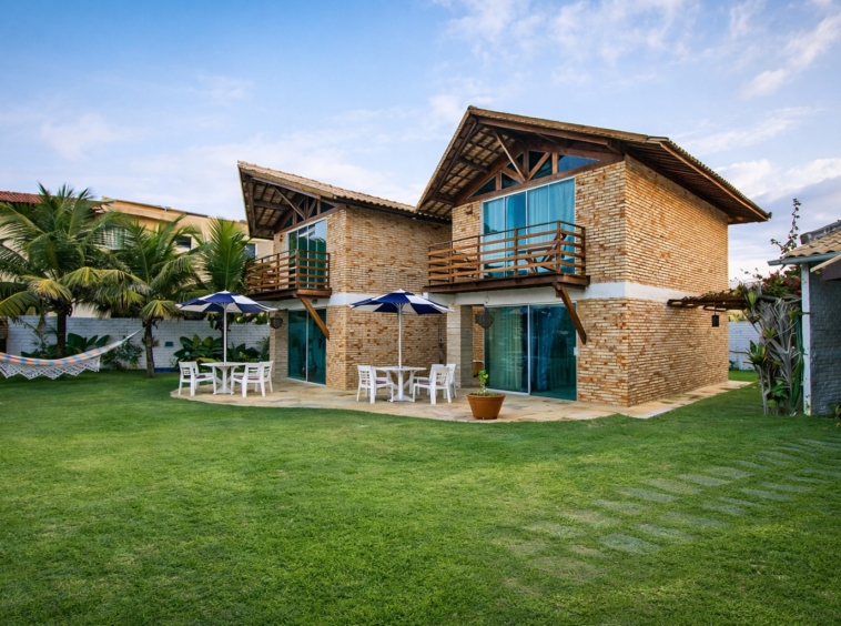 This is a Beachfront property in Aquiraz that prioritizes what truly matters: space, comfort, nature, and tranquility. As a Praia do Presídio beachfront property, it was designed with architecture that connects indoor living to the outdoors. The result feels like a Luxury beachfront villa Ceará buyers look for when they want privacy, ocean views, and a true “slow down” lifestyle—without giving up convenience.