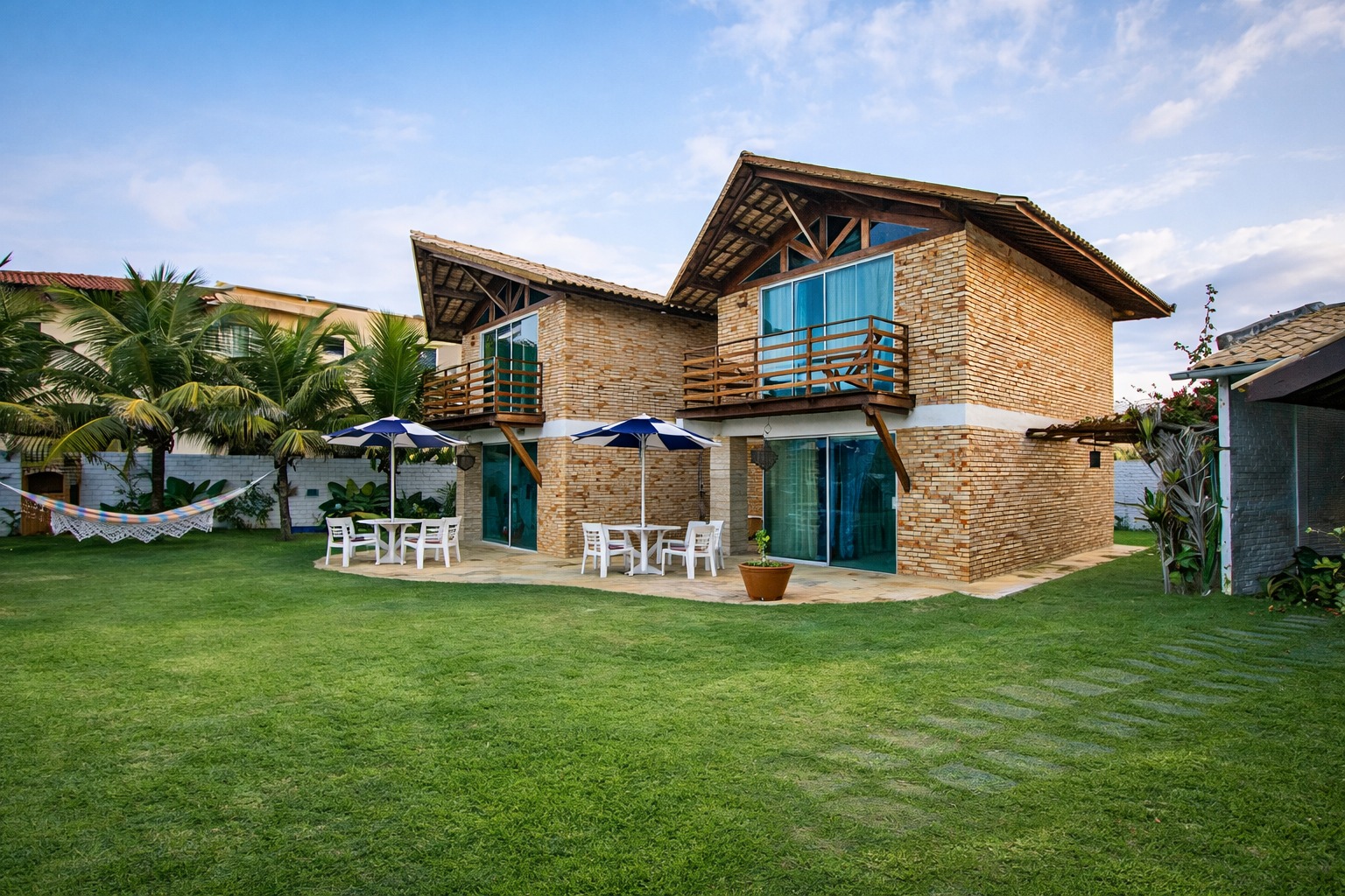 This is a Beachfront property in Aquiraz that prioritizes what truly matters: space, comfort, nature, and tranquility. As a Praia do Presídio beachfront property, it was designed with architecture that connects indoor living to the outdoors. The result feels like a Luxury beachfront villa Ceará buyers look for when they want privacy, ocean views, and a true “slow down” lifestyle—without giving up convenience.