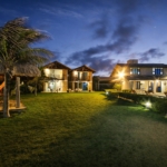 This is a Beachfront property in Aquiraz that prioritizes what truly matters: space, comfort, nature, and tranquility. As a Praia do Presídio beachfront property, it was designed with architecture that connects indoor living to the outdoors. The result feels like a Luxury beachfront villa Ceará buyers look for when they want privacy, ocean views, and a true “slow down” lifestyle—without giving up convenience.