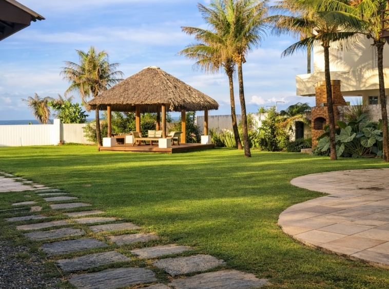 This is a Beachfront property in Aquiraz that prioritizes what truly matters: space, comfort, nature, and tranquility. As a Praia do Presídio beachfront property, it was designed with architecture that connects indoor living to the outdoors. The result feels like a Luxury beachfront villa Ceará buyers look for when they want privacy, ocean views, and a true “slow down” lifestyle—without giving up convenience.
