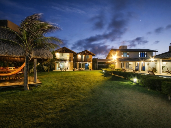 This is a Beachfront property in Aquiraz that prioritizes what truly matters: space, comfort, nature, and tranquility. As a Praia do Presídio beachfront property, it was designed with architecture that connects indoor living to the outdoors. The result feels like a Luxury beachfront villa Ceará buyers look for when they want privacy, ocean views, and a true “slow down” lifestyle—without giving up convenience.
