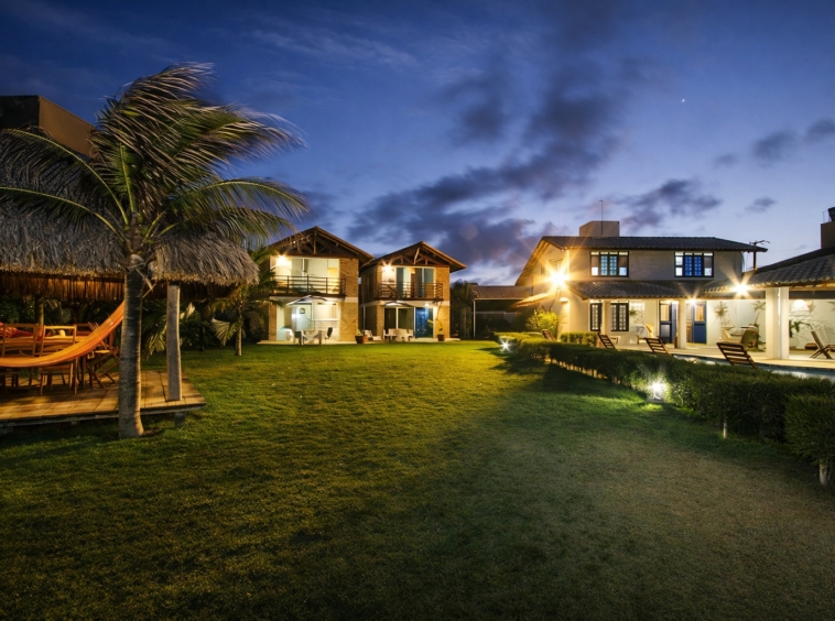 This is a Beachfront property in Aquiraz that prioritizes what truly matters: space, comfort, nature, and tranquility. As a Praia do Presídio beachfront property, it was designed with architecture that connects indoor living to the outdoors. The result feels like a Luxury beachfront villa Ceará buyers look for when they want privacy, ocean views, and a true “slow down” lifestyle—without giving up convenience.