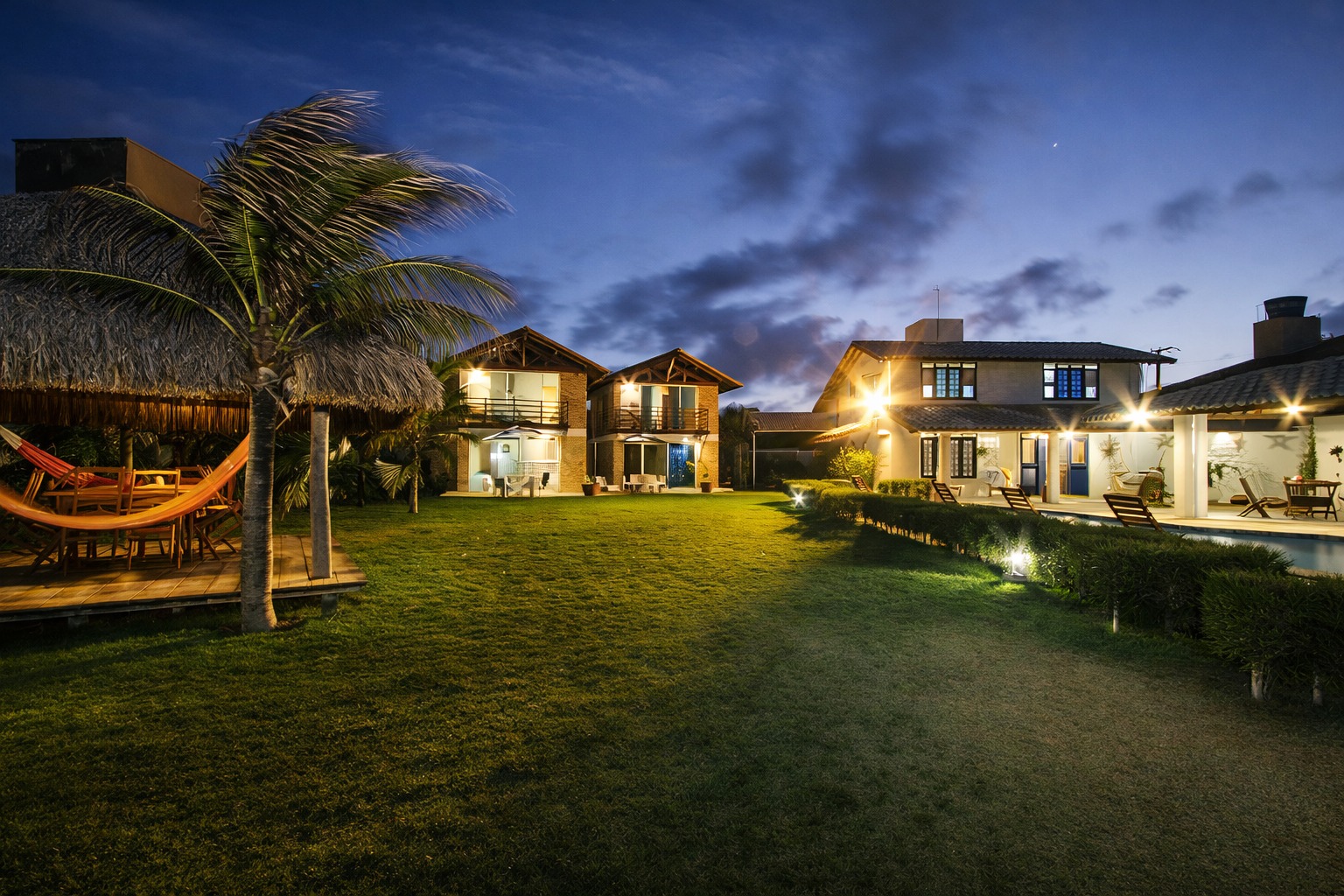 This is a Beachfront property in Aquiraz that prioritizes what truly matters: space, comfort, nature, and tranquility. As a Praia do Presídio beachfront property, it was designed with architecture that connects indoor living to the outdoors. The result feels like a Luxury beachfront villa Ceará buyers look for when they want privacy, ocean views, and a true “slow down” lifestyle—without giving up convenience.