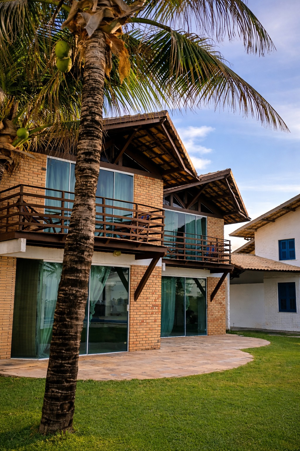 This is a Beachfront property in Aquiraz that prioritizes what truly matters: space, comfort, nature, and tranquility. As a Praia do Presídio beachfront property, it was designed with architecture that connects indoor living to the outdoors. The result feels like a Luxury beachfront villa Ceará buyers look for when they want privacy, ocean views, and a true “slow down” lifestyle—without giving up convenience.