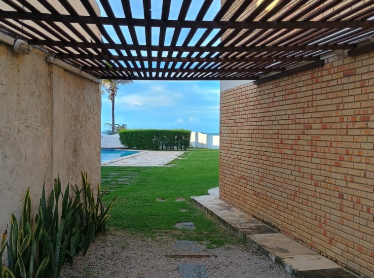 This is a Beachfront property in Aquiraz that prioritizes what truly matters: space, comfort, nature, and tranquility. As a Praia do Presídio beachfront property, it was designed with architecture that connects indoor living to the outdoors. The result feels like a Luxury beachfront villa Ceará buyers look for when they want privacy, ocean views, and a true “slow down” lifestyle—without giving up convenience.