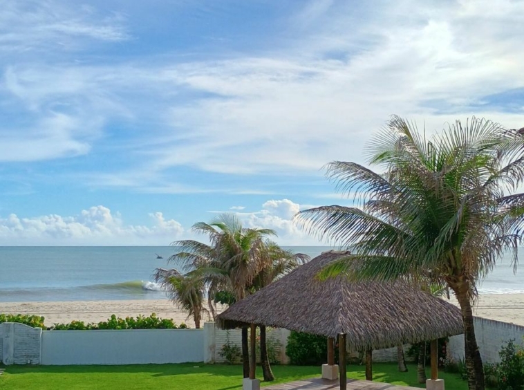 This is a Beachfront property in Aquiraz that prioritizes what truly matters: space, comfort, nature, and tranquility. As a Praia do Presídio beachfront property, it was designed with architecture that connects indoor living to the outdoors. The result feels like a Luxury beachfront villa Ceará buyers look for when they want privacy, ocean views, and a true “slow down” lifestyle—without giving up convenience.