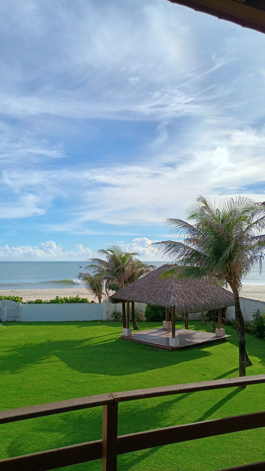This is a Beachfront property in Aquiraz that prioritizes what truly matters: space, comfort, nature, and tranquility. As a Praia do Presídio beachfront property, it was designed with architecture that connects indoor living to the outdoors. The result feels like a Luxury beachfront villa Ceará buyers look for when they want privacy, ocean views, and a true “slow down” lifestyle—without giving up convenience.