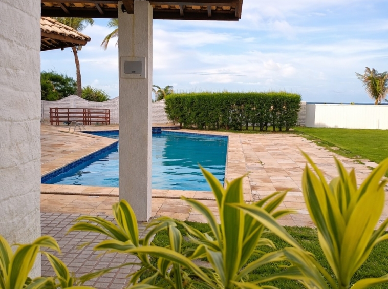 This is a Beachfront property in Aquiraz that prioritizes what truly matters: space, comfort, nature, and tranquility. As a Praia do Presídio beachfront property, it was designed with architecture that connects indoor living to the outdoors. The result feels like a Luxury beachfront villa Ceará buyers look for when they want privacy, ocean views, and a true “slow down” lifestyle—without giving up convenience.