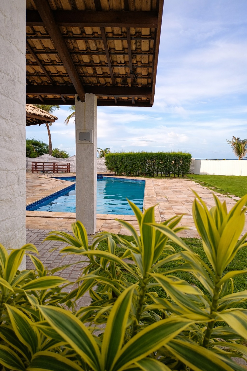 This is a Beachfront property in Aquiraz that prioritizes what truly matters: space, comfort, nature, and tranquility. As a Praia do Presídio beachfront property, it was designed with architecture that connects indoor living to the outdoors. The result feels like a Luxury beachfront villa Ceará buyers look for when they want privacy, ocean views, and a true “slow down” lifestyle—without giving up convenience.