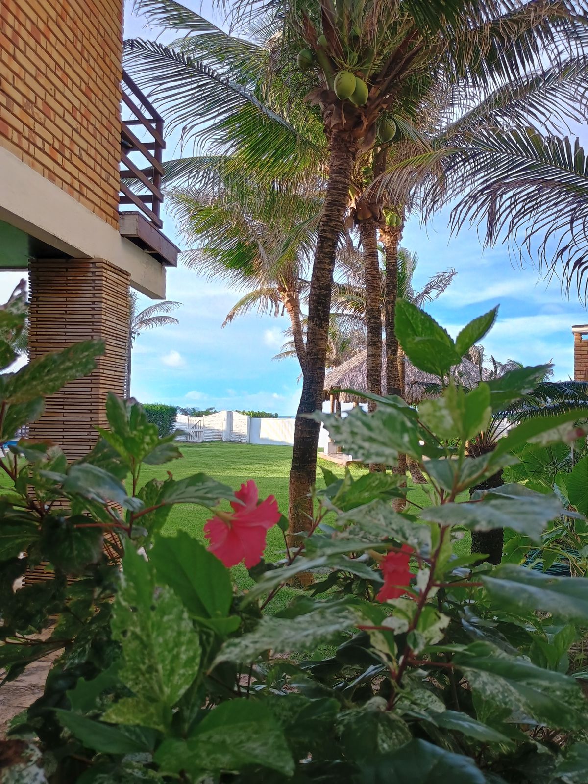 This is a Beachfront property in Aquiraz that prioritizes what truly matters: space, comfort, nature, and tranquility. As a Praia do Presídio beachfront property, it was designed with architecture that connects indoor living to the outdoors. The result feels like a Luxury beachfront villa Ceará buyers look for when they want privacy, ocean views, and a true “slow down” lifestyle—without giving up convenience.