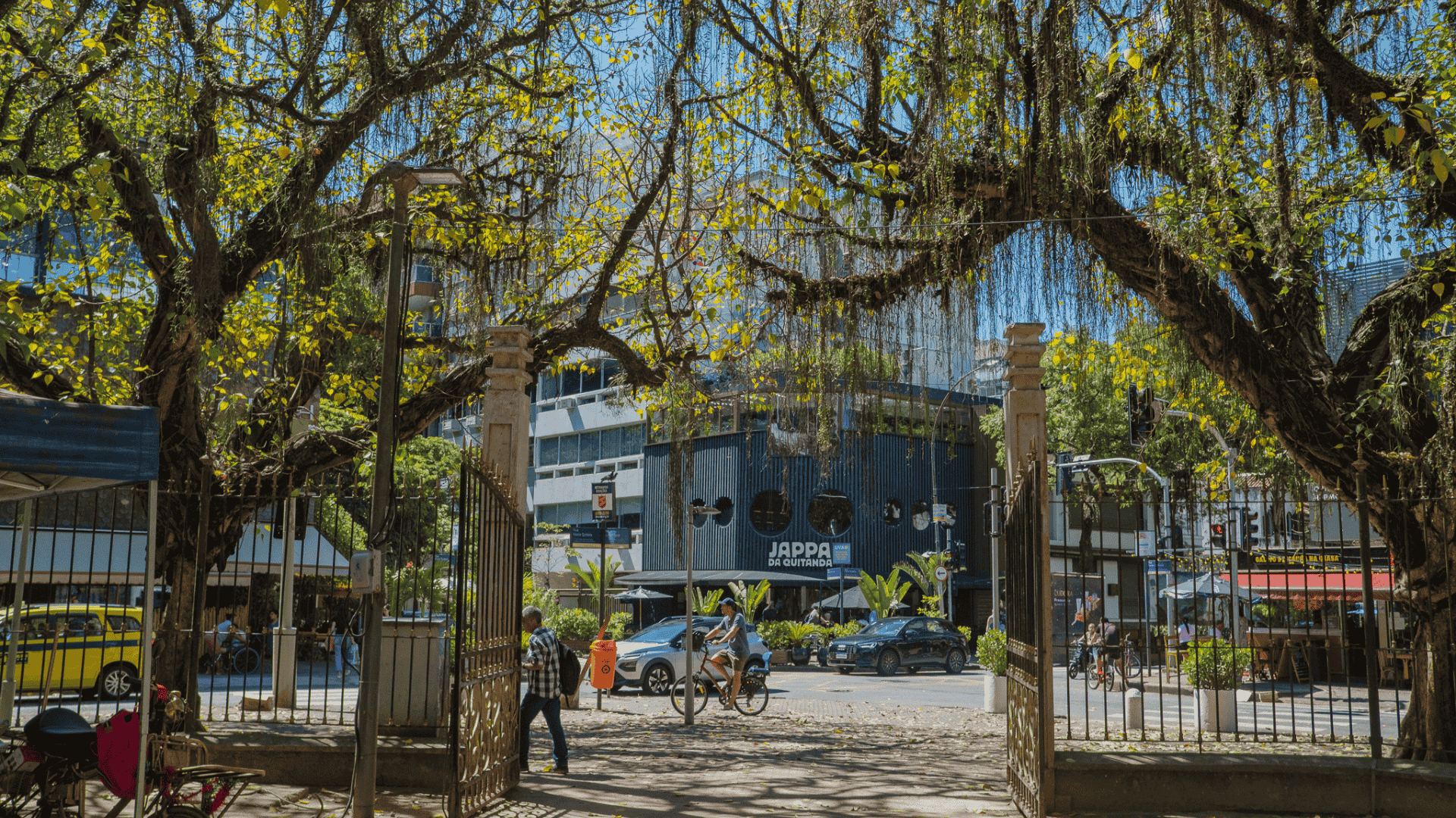 Daily life and local businesses near a neighborhood square in Ipanema